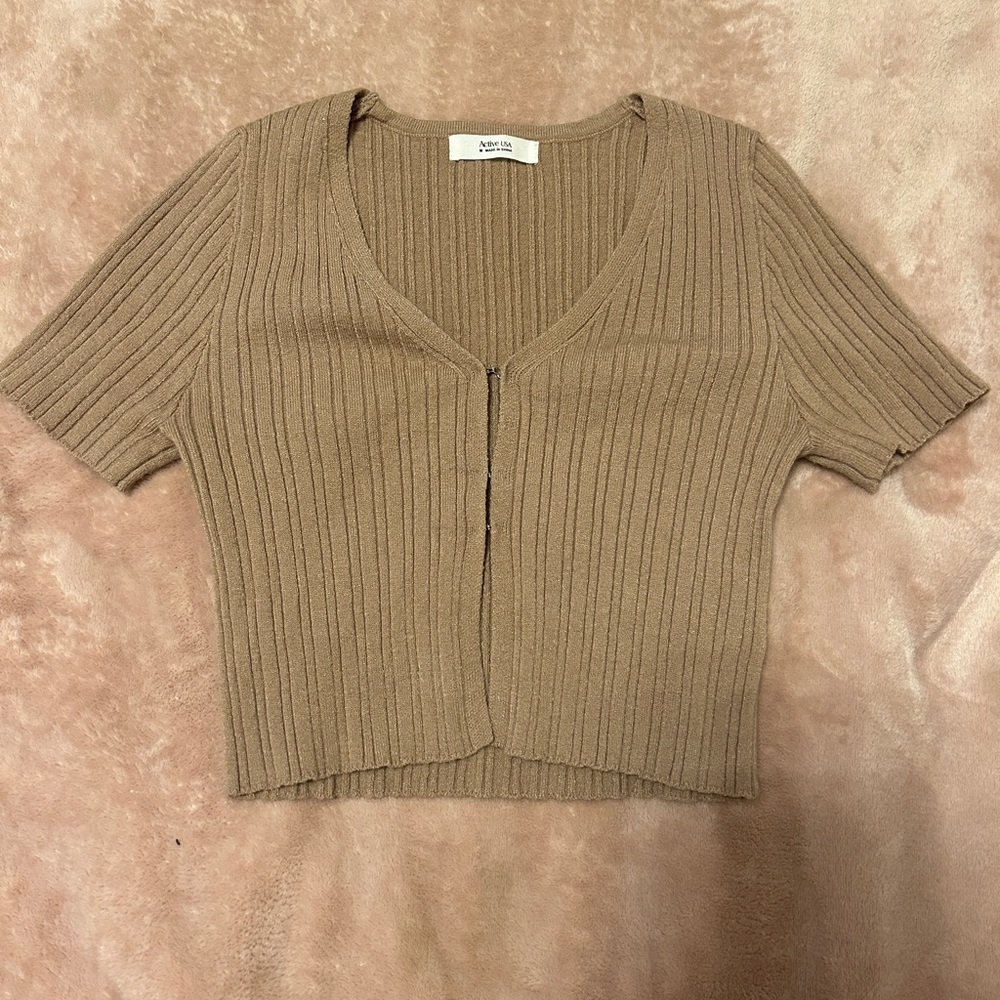 Active USA ribbed top with cute clasps - Picture 1 of 4